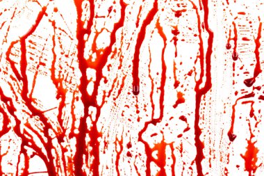 Beyaz arka planda izole edilmiş kan damlıyor. Akan kırmızı kan damlalar, damlalar ve izler