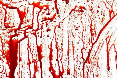 Beyaz arka planda izole edilmiş kan damlıyor. Akan kırmızı kan damlalar, damlalar ve izler