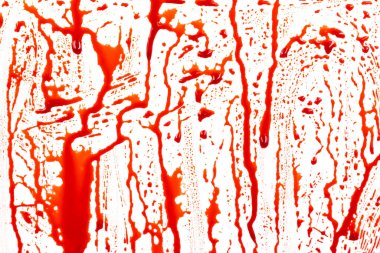 Beyaz arka planda izole edilmiş kan damlıyor. Akan kırmızı kan damlalar, damlalar ve izler