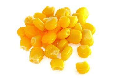 Beyaz arka planda izole edilmiş sarı doğal mısır tohumları. makro