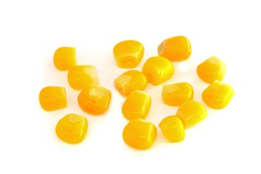 Beyaz arka planda izole edilmiş sarı doğal mısır tohumları. makro