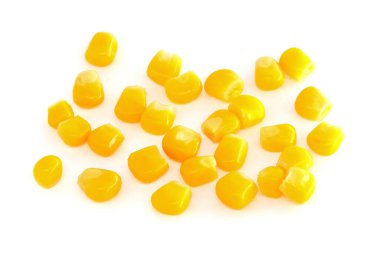 Beyaz arka planda izole edilmiş sarı doğal mısır tohumları. makro