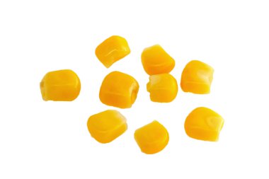 Beyaz arka planda izole edilmiş sarı doğal mısır tohumları. makro