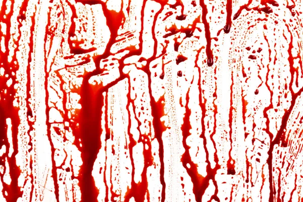 Beyaz arka planda izole edilmiş kan damlıyor. Akan kırmızı kan damlalar, damlalar ve izler