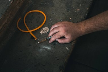 Sert beton ve kirli arka planda eroin şırıngası