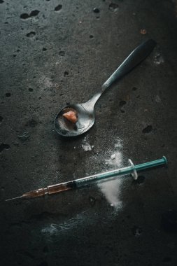Sert beton ve kirli arka planda eroin şırıngası