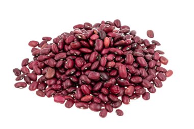 Beyaz zemin üzerinde kırmızı fasulyeler izole