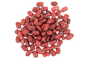 Beyaz zemin üzerinde kırmızı fasulyeler izole