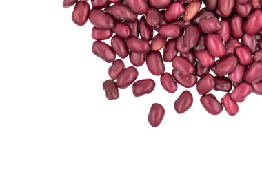 Beyaz zemin üzerinde kırmızı fasulyeler izole