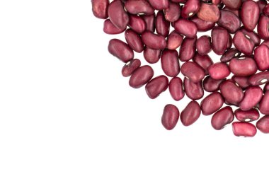 Beyaz zemin üzerinde kırmızı fasulyeler izole