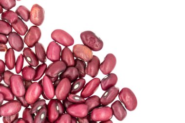 Beyaz zemin üzerinde kırmızı fasulyeler izole