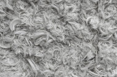 Beyaz kaz tüyleri ve yastık dokusundan tüyler.