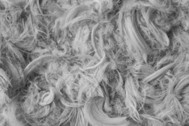 Beyaz kaz tüyleri ve yastık dokusundan tüyler.