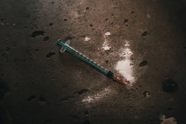 Heroin Injekční Stříkačka Hrubém Betonu Špinavé Pozadí — Stock fotografie