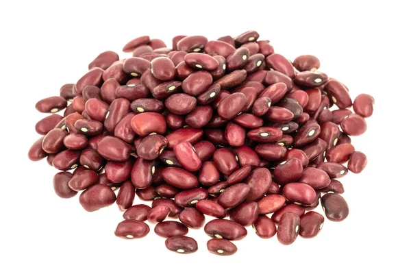 白い背景に隔離された赤い豆 — ストック写真
