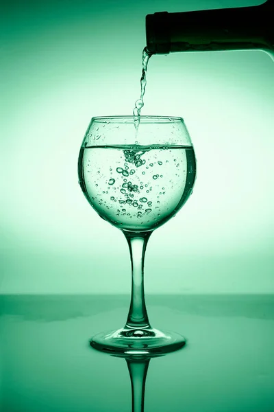Wine Glass Flowing Water Anggur Putih Background Green Gradient — Stok Foto