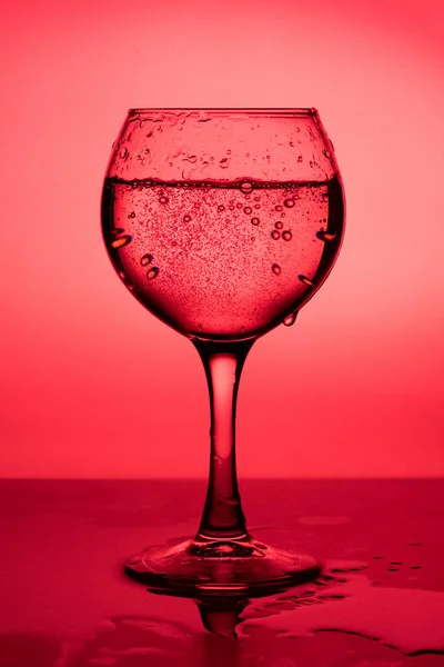Винний Келих Рідиною Біле Вино Червоному Тлі — стокове фото