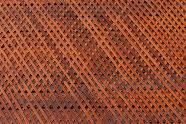 Kahverengi ahşap duvar örgü arka plan dokusu. Ahşap çit çapraz deseni. Çivili bir ağacı geçmek.