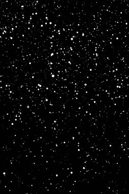 İzole edilmiş siyah arka planda kaotik beyaz yıldız bokeh. Düşen bulanık kar örtüsü, yıldızlı gökyüzü. Siyah arka planda beyaz lekeler, beyaz damlalar ve lekeler. soyutlama.