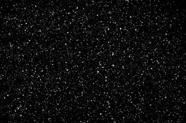 İzole edilmiş siyah arka planda kaotik beyaz yıldız bokeh. Düşen bulanık kar örtüsü, yıldızlı gökyüzü. Siyah arka planda beyaz lekeler, beyaz damlalar ve lekeler. soyutlama.