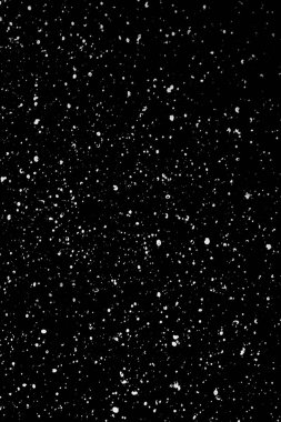 İzole edilmiş siyah arka planda kaotik beyaz yıldız bokeh. Düşen bulanık kar örtüsü, yıldızlı gökyüzü. Siyah arka planda beyaz lekeler, beyaz damlalar ve lekeler. soyutlama.