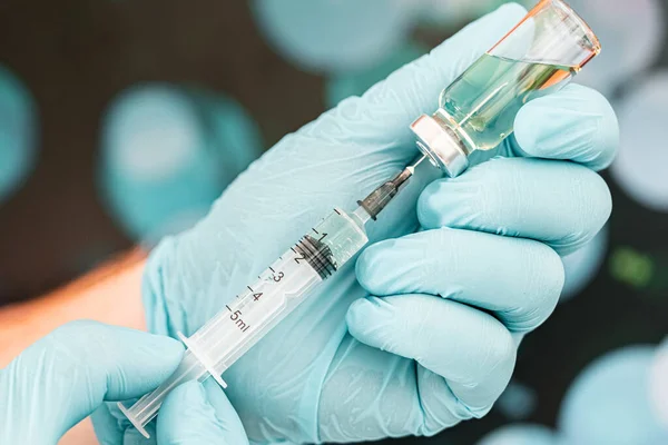 Trabajador Médico Con Guantes Azules Introduce Una Vacuna Contra Ampollas —  Fotos de Stock