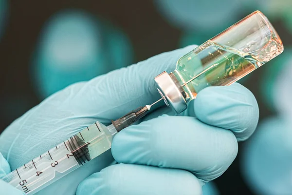 Trabajador Médico Con Guantes Azules Introduce Una Vacuna Contra Ampollas —  Fotos de Stock