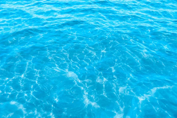 Blaues Transparentes Meerwasser Strandnähe Klare Wasseroberfläche Mit Leichten Wellen Und — Stockfoto