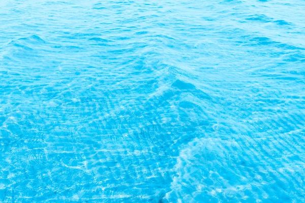 Blaues Transparentes Meerwasser Strandnähe Klare Wasseroberfläche Mit Leichten Wellen Und — Stockfoto