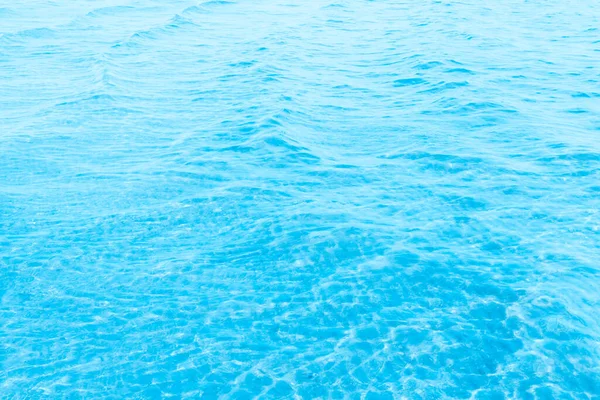 Sahilin Arka Planında Mavi Şeffaf Deniz Suyu Güneşli Bir Günde — Stok fotoğraf