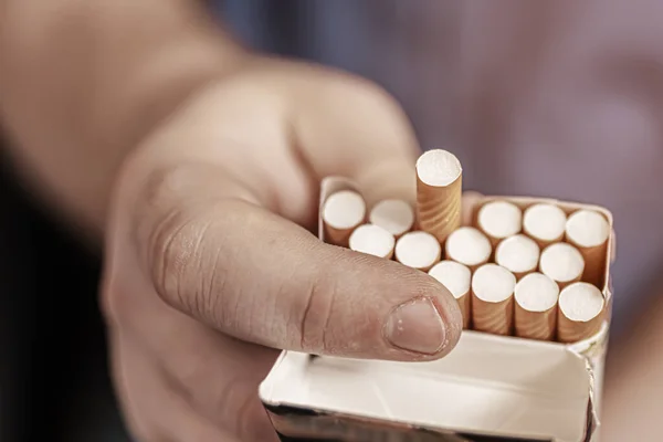 Männliche Hand Die Eine Geöffnete Schachtel Zigaretten Zum Rauchen Anbietet — Stockfoto