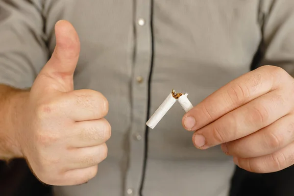 Mann Zerbricht Zigarette Rauchstopp Auto Zigarette Von Hand Zerstören — Stockfoto