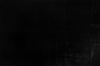 Beyaz çizikler ve aşınma dokusu olan eski siyah bir duvar. tebeşir ve çatlaklarla kaplı grunge siyah tahtası