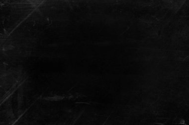 Beyaz çizikler ve aşınma dokusu olan eski siyah bir duvar. tebeşir ve çatlaklarla kaplı grunge siyah tahtası