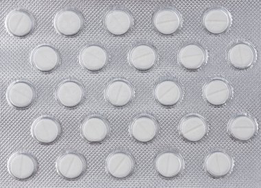 Beyaz arka planda izole edilmiş haplar. yakın plan