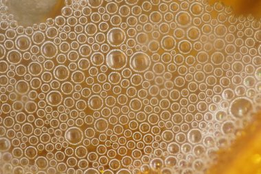 Altın arka planda küçük kabarcıklar. bira kabarcıkları