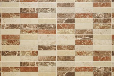 Duvardaki modern dekoratif doğal mozaik. Panel duvarı küçük mermer tuğla arkaplan dokusu.