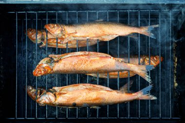 Ev yapımı Sıcak Tütsülenmiş Balık Süreci