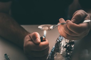 Şırınga eroin metamfetamin bağımlılığıyla masada duran bir bağımlı.