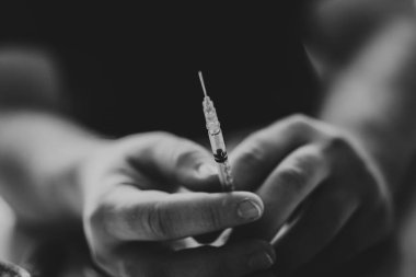Şırınga eroin metamfetamin bağımlılığıyla masada duran bir bağımlı.