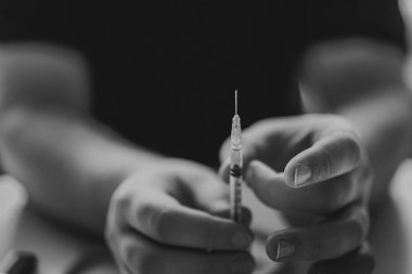 Şırınga eroin metamfetamin bağımlılığıyla masada duran bir bağımlı.