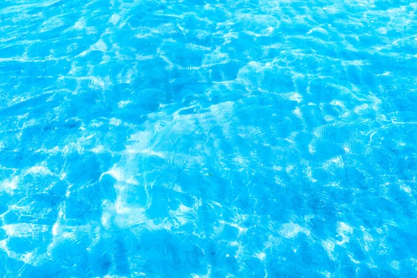 Niebieska Przezroczysta Woda Morska Pobliżu Tła Tekstury Plaży Czysta Powierzchnia — Zdjęcie stockowe
