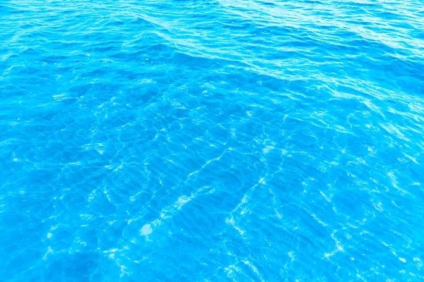 靠近海滩纹理背景的蓝色透明海水 晴朗的水面 阳光普照 波涛汹涌 — 图库照片