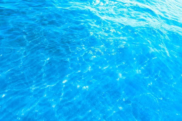 Kék Átlátszó Tengervíz Közel Strand Textúra Háttér Tiszta Víz Felület — Stock Fotó
