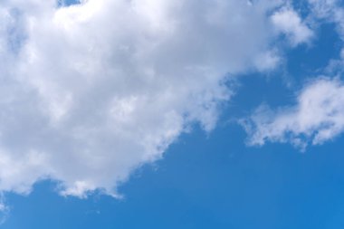 Güzel sirrus bulutları mavi gökyüzünde güneşli bir günde arka plan dokusunda