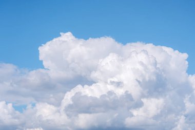 Güzel sirrus bulutları mavi gökyüzünde güneşli bir günde arka plan dokusunda