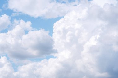 Güzel sirrus bulutları mavi gökyüzünde güneşli bir günde arka plan dokusunda