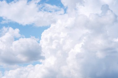 Güzel sirrus bulutları mavi gökyüzünde güneşli bir günde arka plan dokusunda