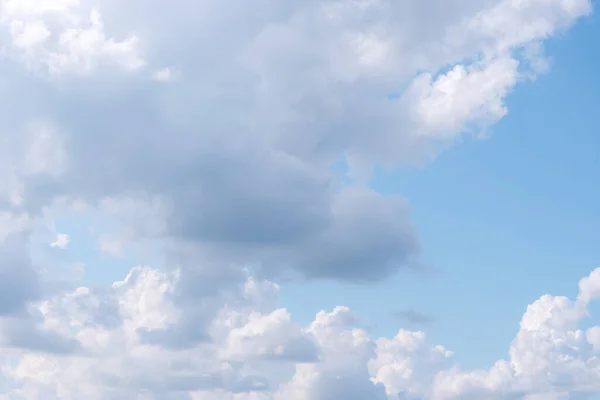 배경을 이루는 하늘에 아름다운 간헐천 — 스톡 사진