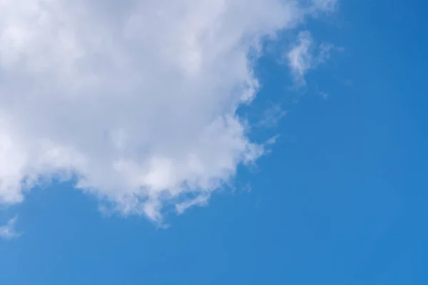 Schöne Zirruswolken Blauen Himmel Einem Sonnigen Tag Hintergrund Textur — Stockfoto